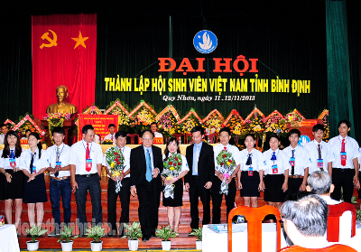 Các đ/c Lãnh đạo tặng hoa chúc mừng Ban Chấp hành Hội Sinh viên tỉnh Bình Định ra mắt